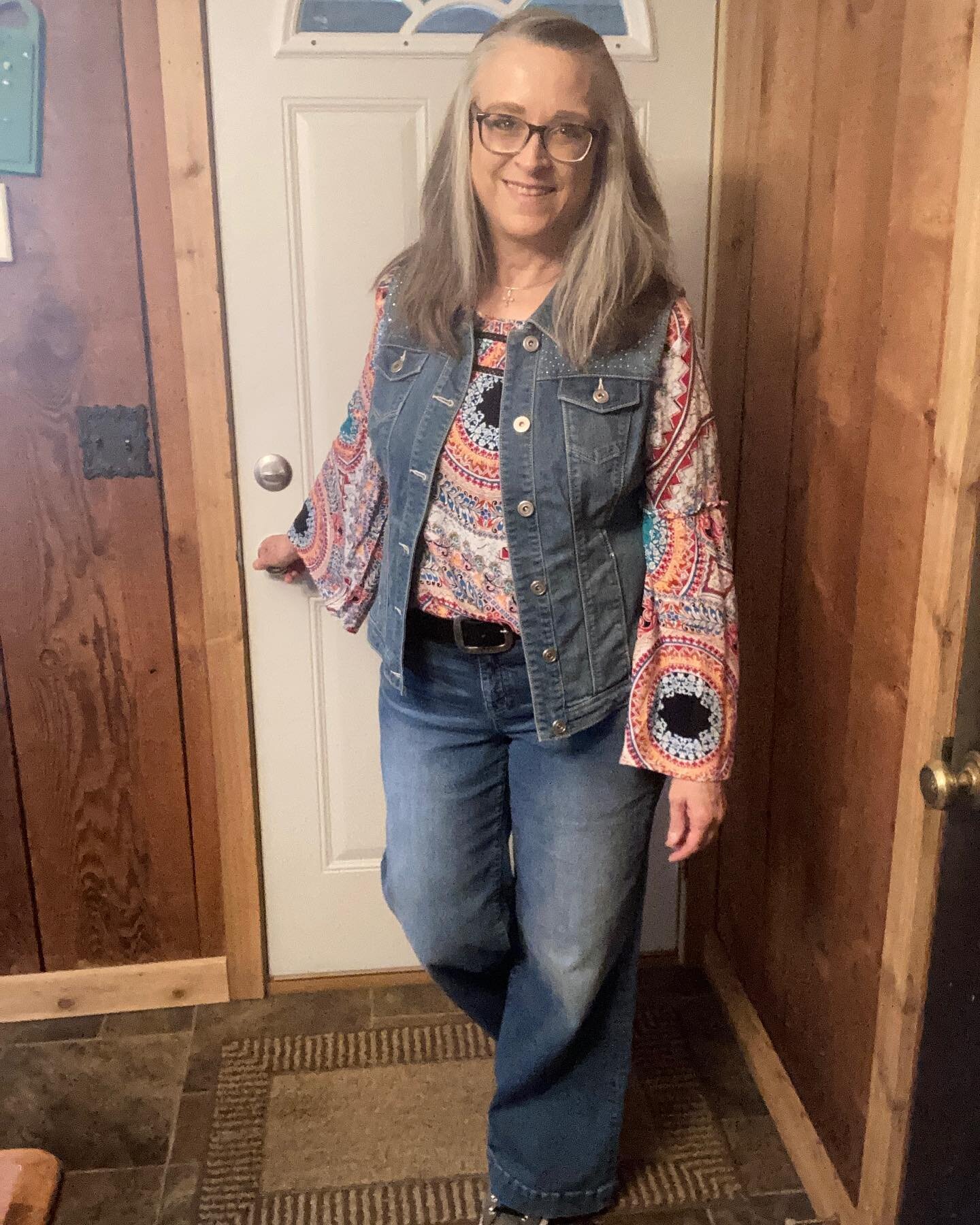 This was my traveling outfit today. Finishing out the week #mismatchmay style challenge with @crafty_thrifting and @prelovedlotta using the prompts denim, and layering. 

We had a challenging drive to our destination, because it is Orange Barrel Seas