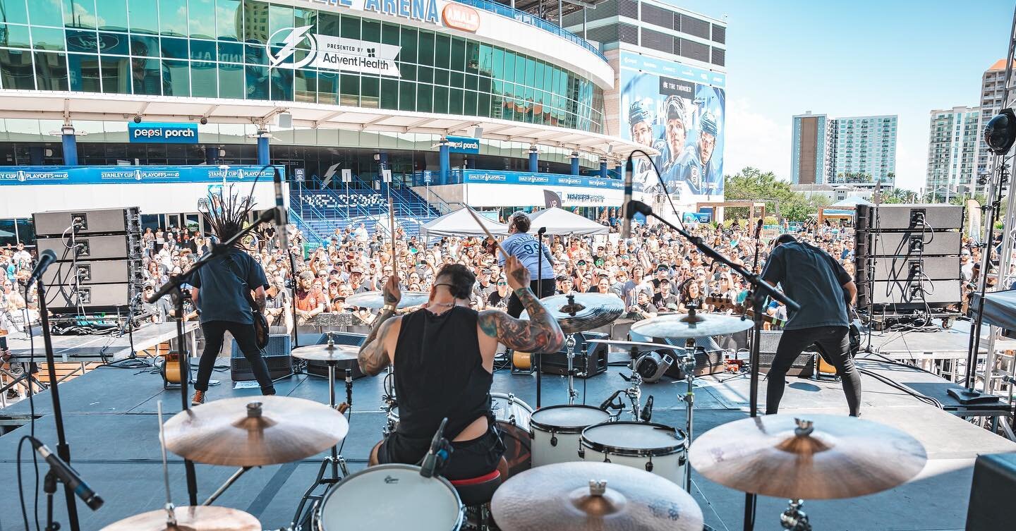 FLORIDA! What a weekend! Big love to @98rocksthebay &amp; @1011wjrr for having us! We love y&rsquo;all so much! 🤘🏻🔥

#fameonfire #98rockfest #earthdaybirthday