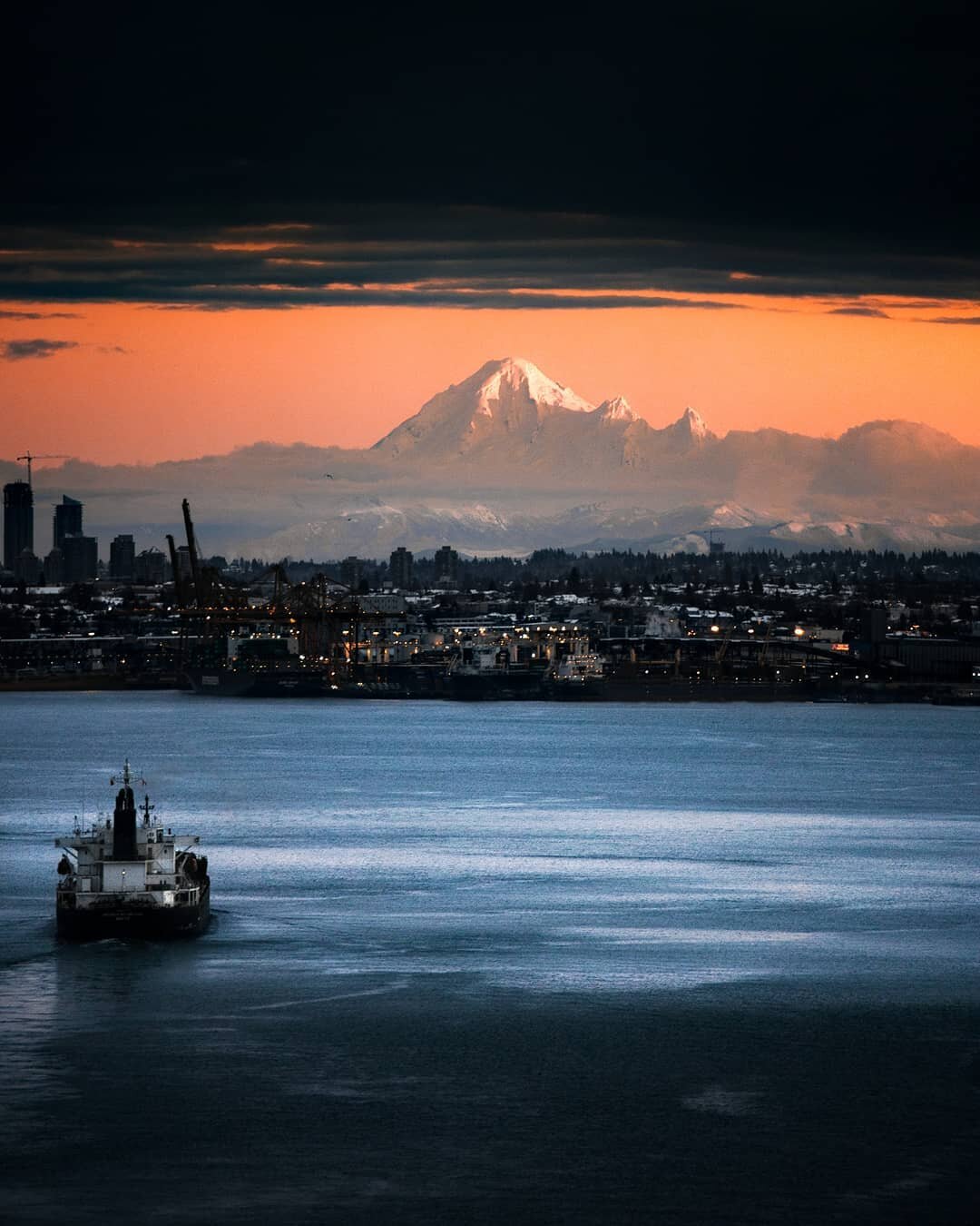 A pocket of light illuminates Mount Baker, Colfax and Lincoln Peaks, moments before sundown.🏔️ 

Glad to be back after a little while, hope you all are doing well🤙🏻