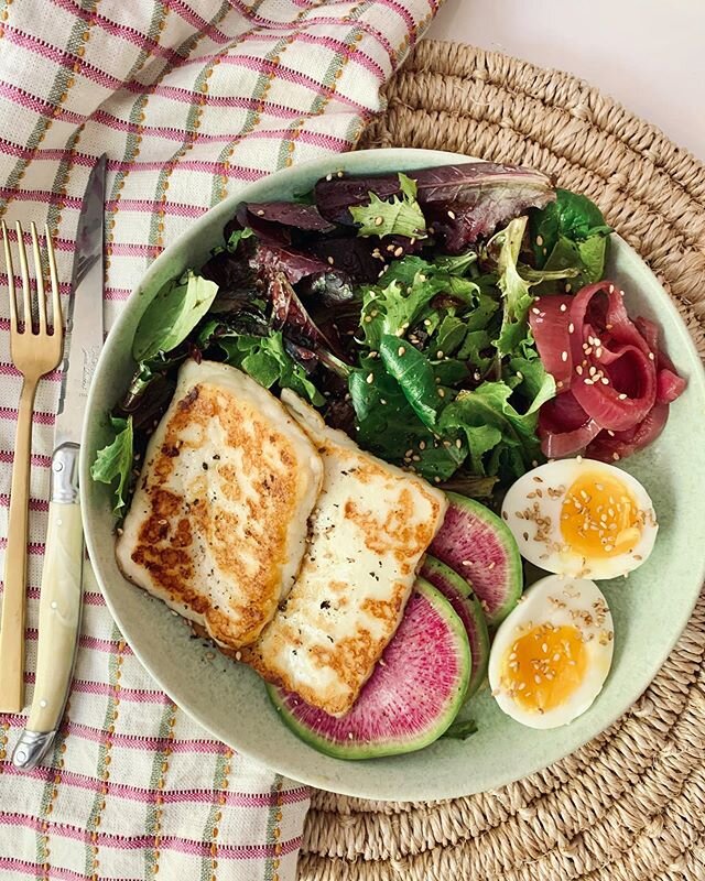 Have been craving one of my favorite brekkie bowls from a trip to Australia, so I decided to make it at home. It&rsquo;s all about the sautéed halloumi, which I shopped from a local grocery delivery, some greens, and a perfectly cooked jammy egg. No