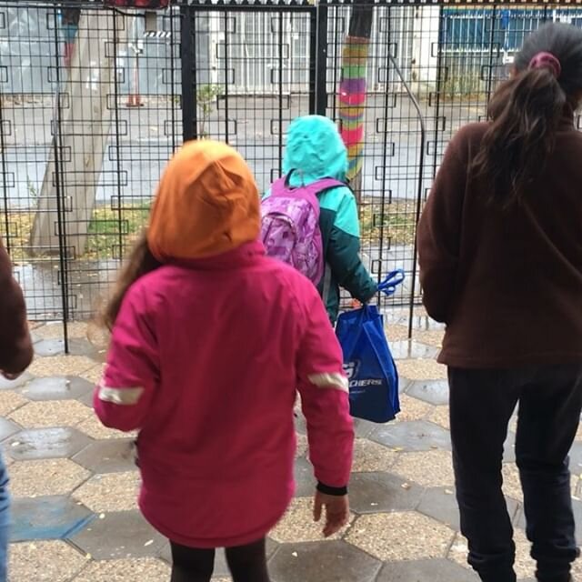 Cuando esperan felices  bajo la lluvia, que las pasen a buscar 💙🙌🏾 Gracias a nuestros/as estudiantes y equipo por tanta felicidad #Reggiochildreninspired