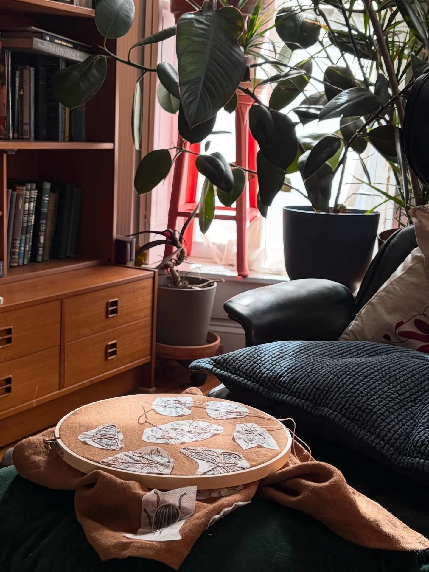 Settling in for the day and working on a spring-y tea towel using my floral and insect-themed PEEL. STICK. STITCH. Transfer packs. Hoping to have a few towels finished by Mother&rsquo;s Day. 💫