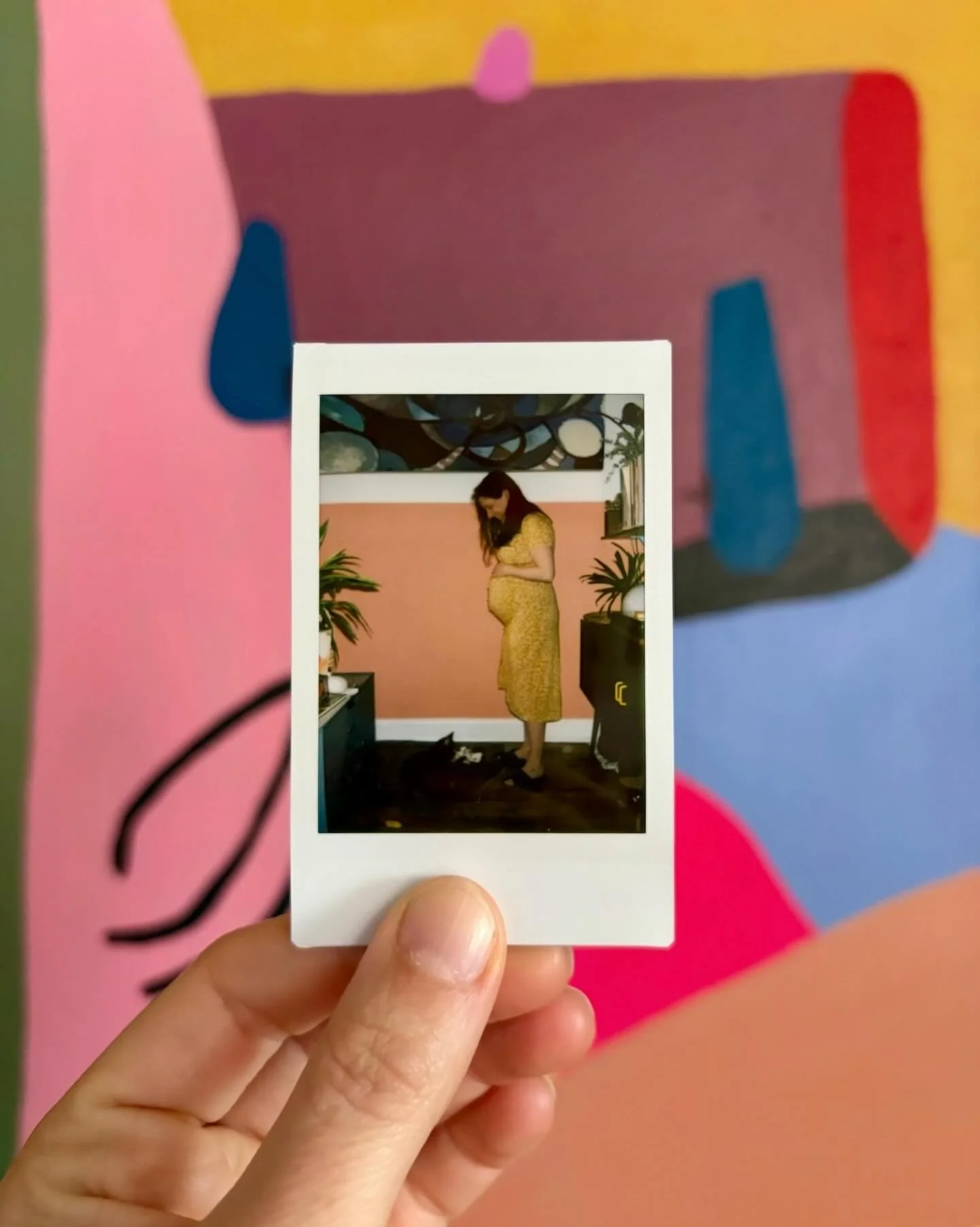 Spring is springing 🌼🌞💫😍👶

(Painting behind the photo by @rnwulf 💛)