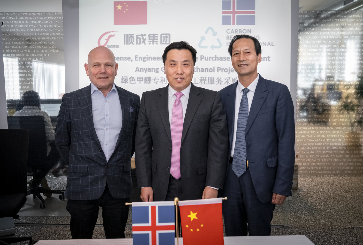 Sindri Sindrason, Chief Executive Officer of CRI (left) and Xinshun Wang, President of Shuncheng Group (right) signed the agreement with Jin Zhijian, ambassador of the Peopleâs Republic of China to Iceland in attendance.