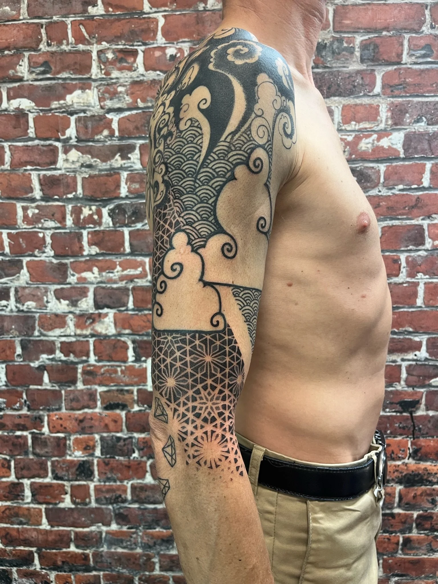 Tatouage épaule Cover dotwork blackwork graphique 