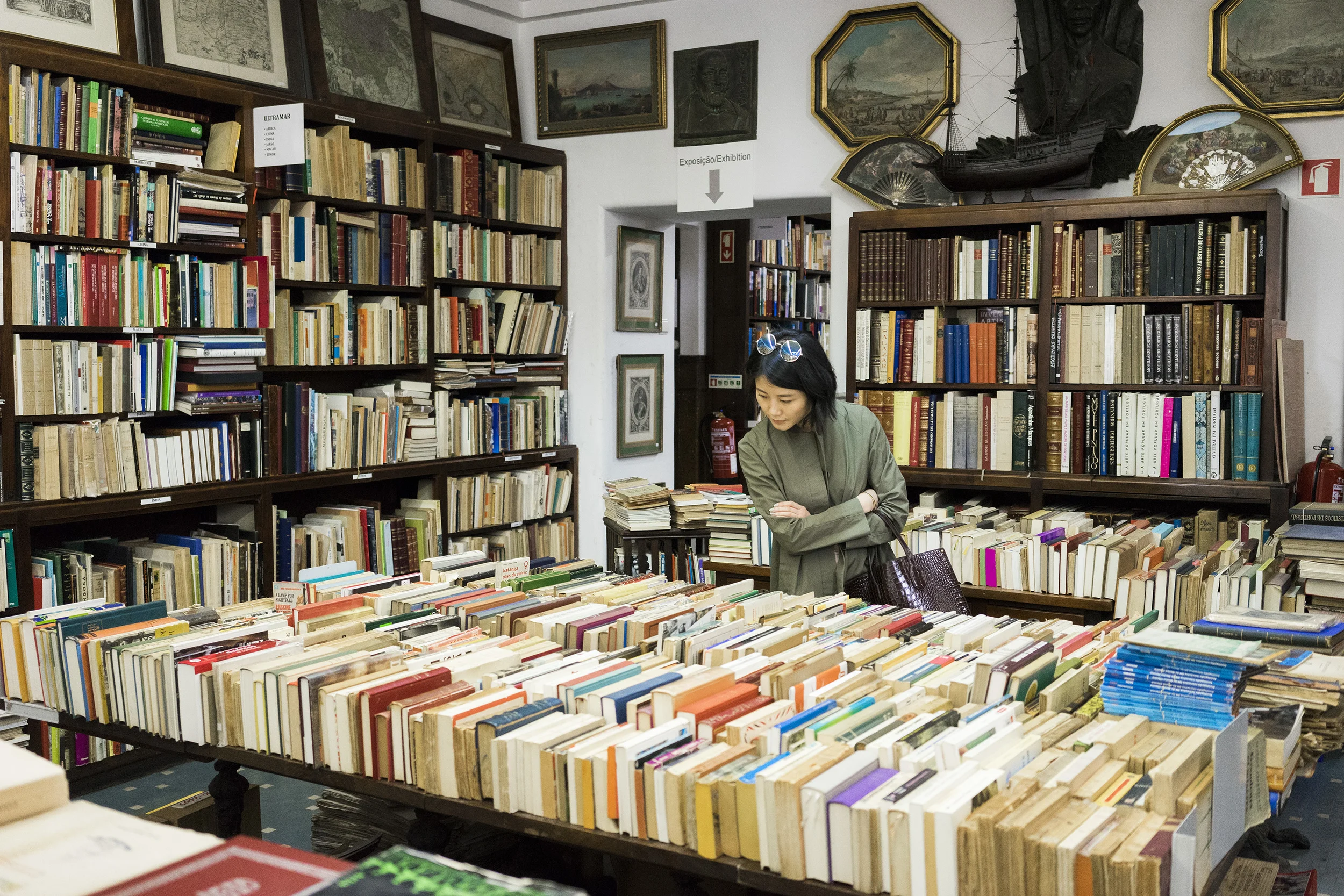 Alice Gao browsing books in Livraria Sa Da Costa