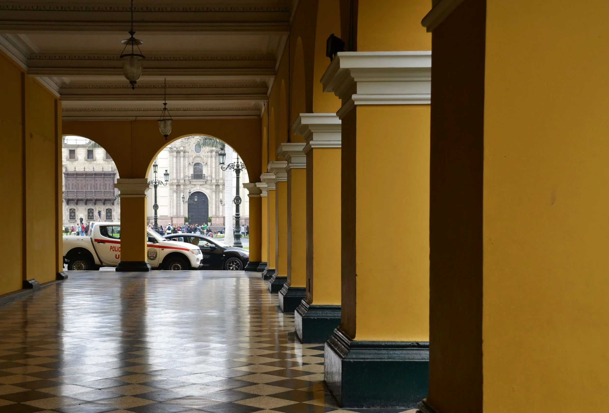 Lima's famous yellow arches. Not golden. That logo belongs to McDonald's.