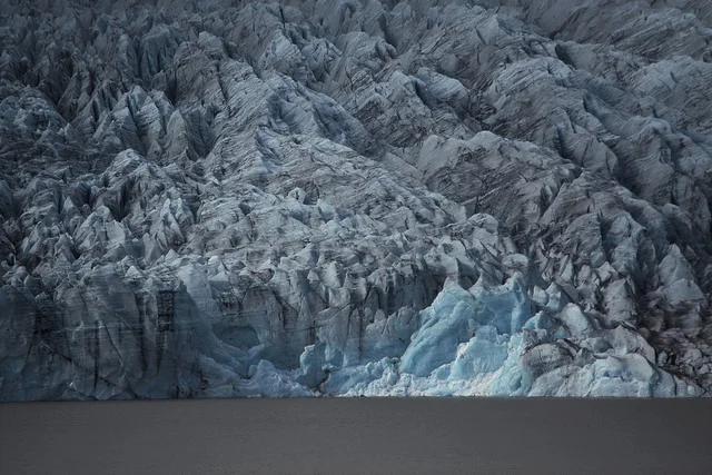 A great wall of ice to the north of the world (F jallsárlón glacier lagoon).