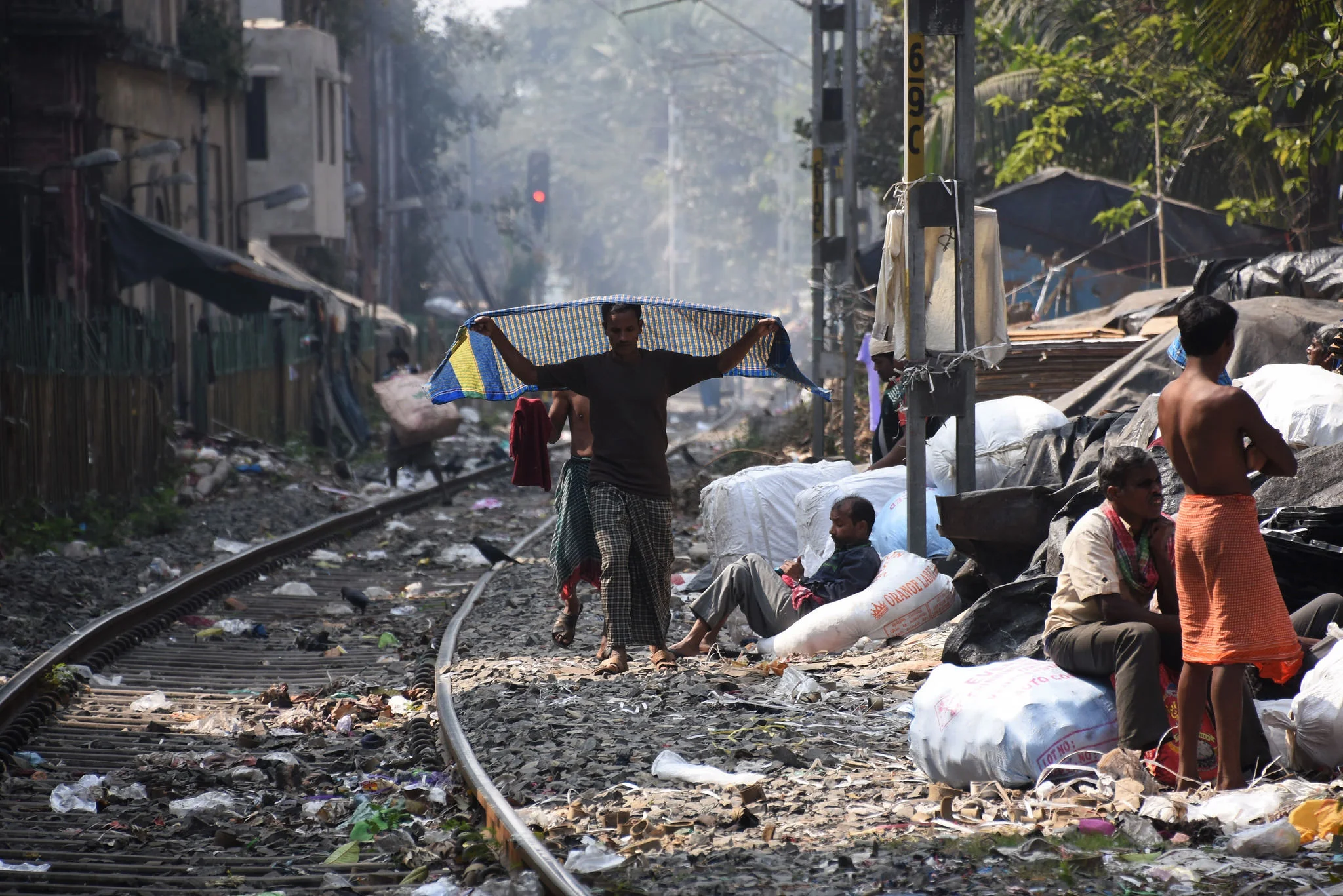 Living on railroad tracks, Kolkata
