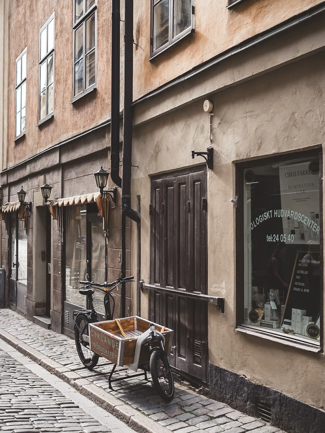 I went for two walks around Stockholm&rsquo;s Gamla Stan. The second time, on my last afternoon, I embraced my dire sense of direction, taking random turns, camera in hand, a little lost and mesmerised by the golden sunshine and beautiful Swedish pai