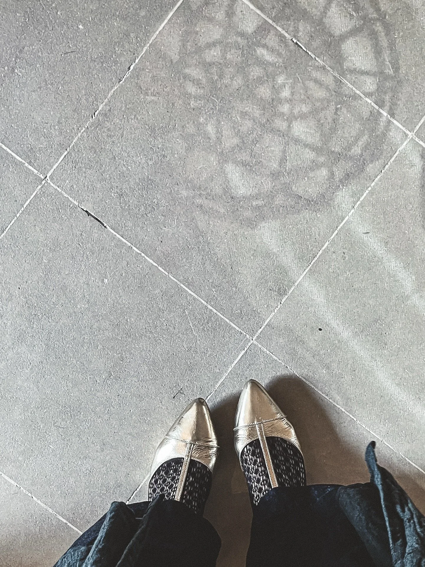 Waiting for my friend this afternoon at the Ashmolean (for the In Bloom exhibition), I noticed how the projected shadow of the artwork above echoed the pattern of my tights.
Also: glamming it up, just a little, in gold shoes for the museum.
Also: thi