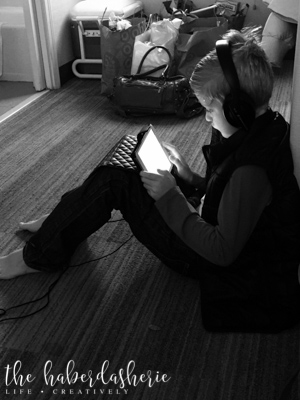 after days 'off the grid', a little electronics time • 'noir' filter