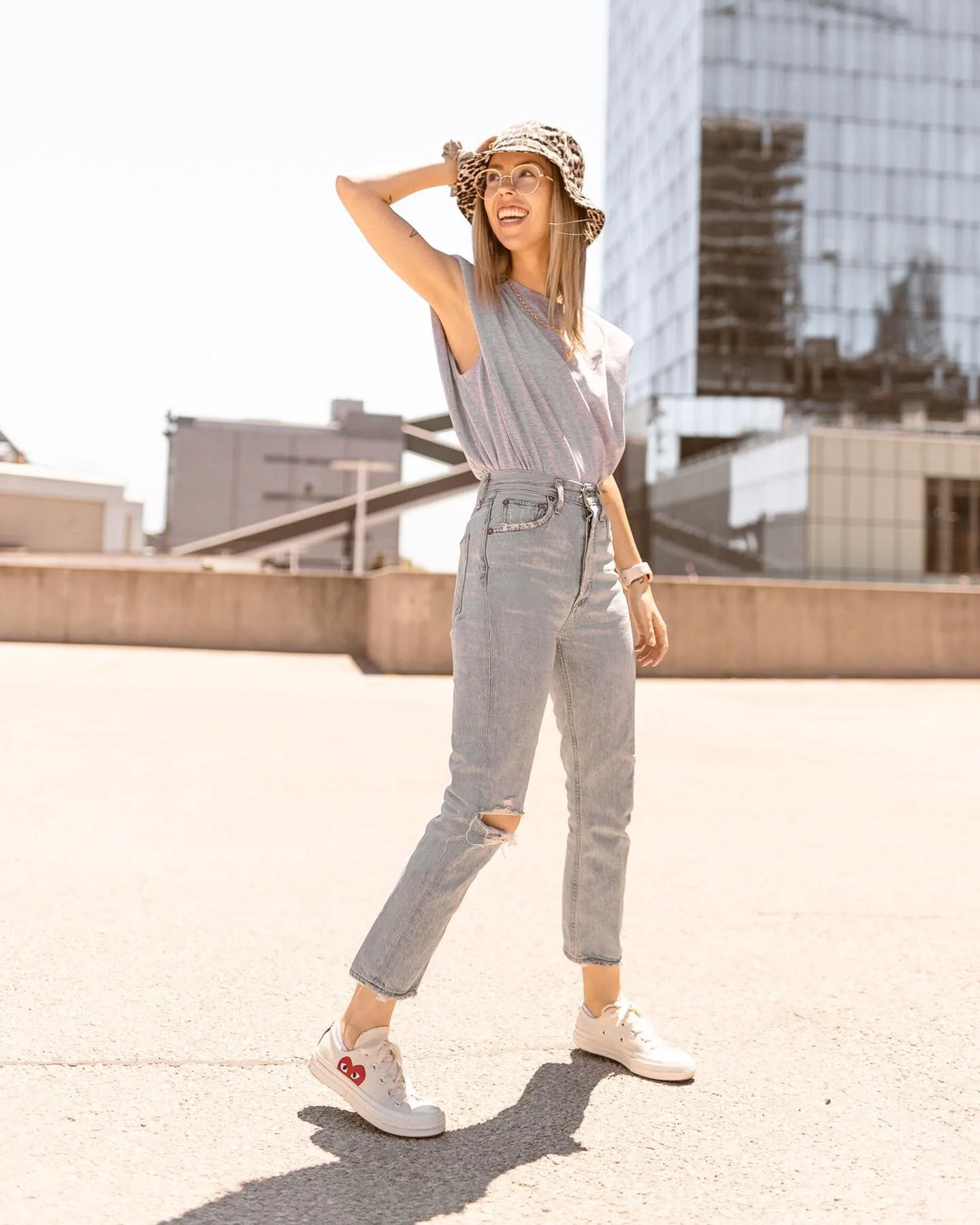 jeans &amp; tee girl at heart 😌☀️✌🏻
&bull;
tshirt - @aritzia
jeans - @agolde from @aritzia
hat - @ganni
sneaks - @converse x @commedesgarcons