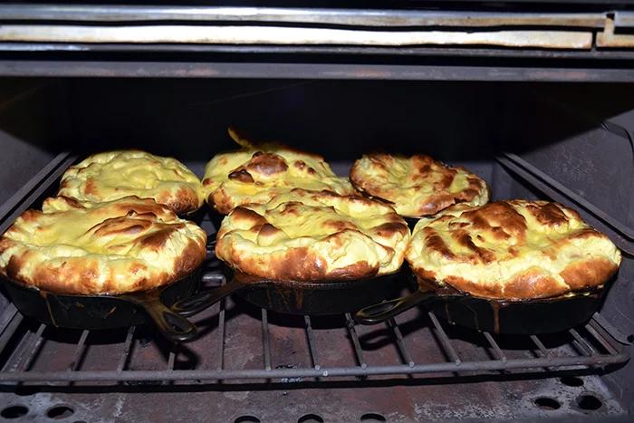 L'omelette soufflée servie dans la poêle en fonte !