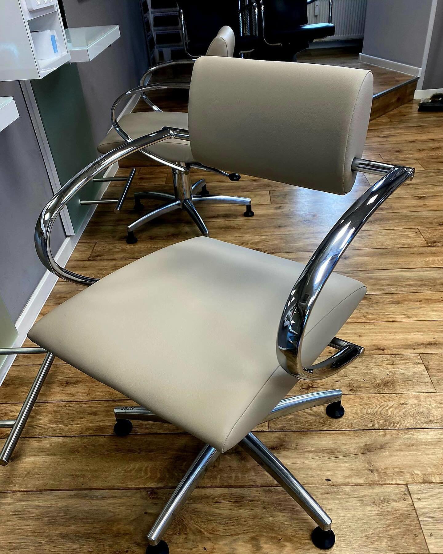 Frischer Look! Dieser Stuhl erstrahlt mit seinem neuen Bezug in modernem Design. ✨

#stuhl #stoffe #design #modern #wohntextilien #wohnen #bielefeld #sitzen #polsterm&ouml;bel #jabanstoetz #wohlf&uuml;hlen #wohnstilhaus #mastholte #rietberg #lippstad