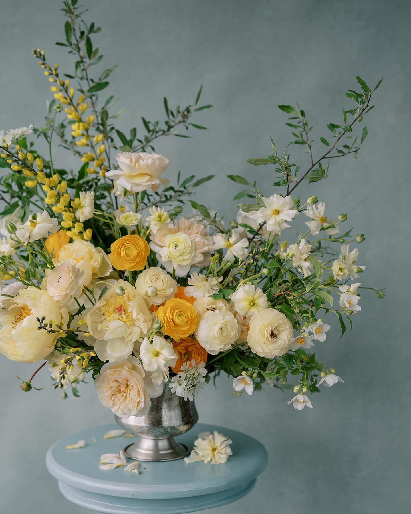 So many favorite flowers in this arrangement: peonies, ranunculus, mockorange, baptisia, orlaya, garden roses &amp; butterfly ranunculus 💛 And you&rsquo;d better believe that I planned this palette for our Floral Design Essentials class around the L