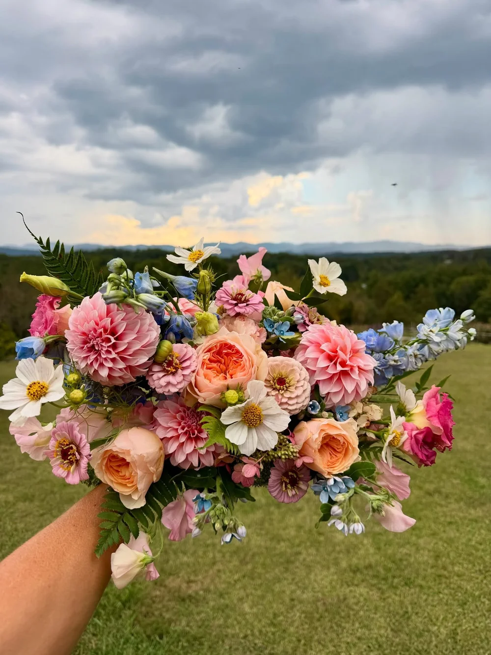 Last week&rsquo;s hand-tied bouquets 🌸 Do you have a favorite palette? I love them all, but of course I&rsquo;m biased!

Fun fact: over the next 6 weeks, we have the privilege of making 31 more bridal bouquets! Most will go out to couples through ou