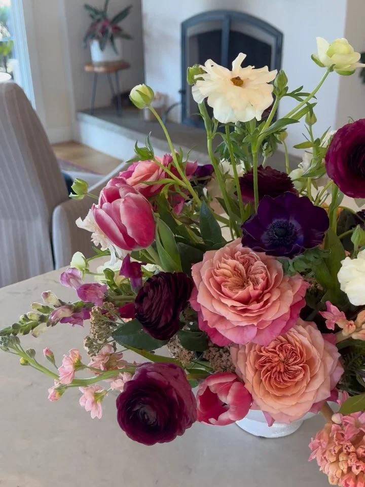 Enjoying every moment with this centerpiece and bridal bouquet that I designed for a virtual floral design private class earlier this week. This is the time of year when I start to miss having fresh flowers around, so the timing was perfect to bright
