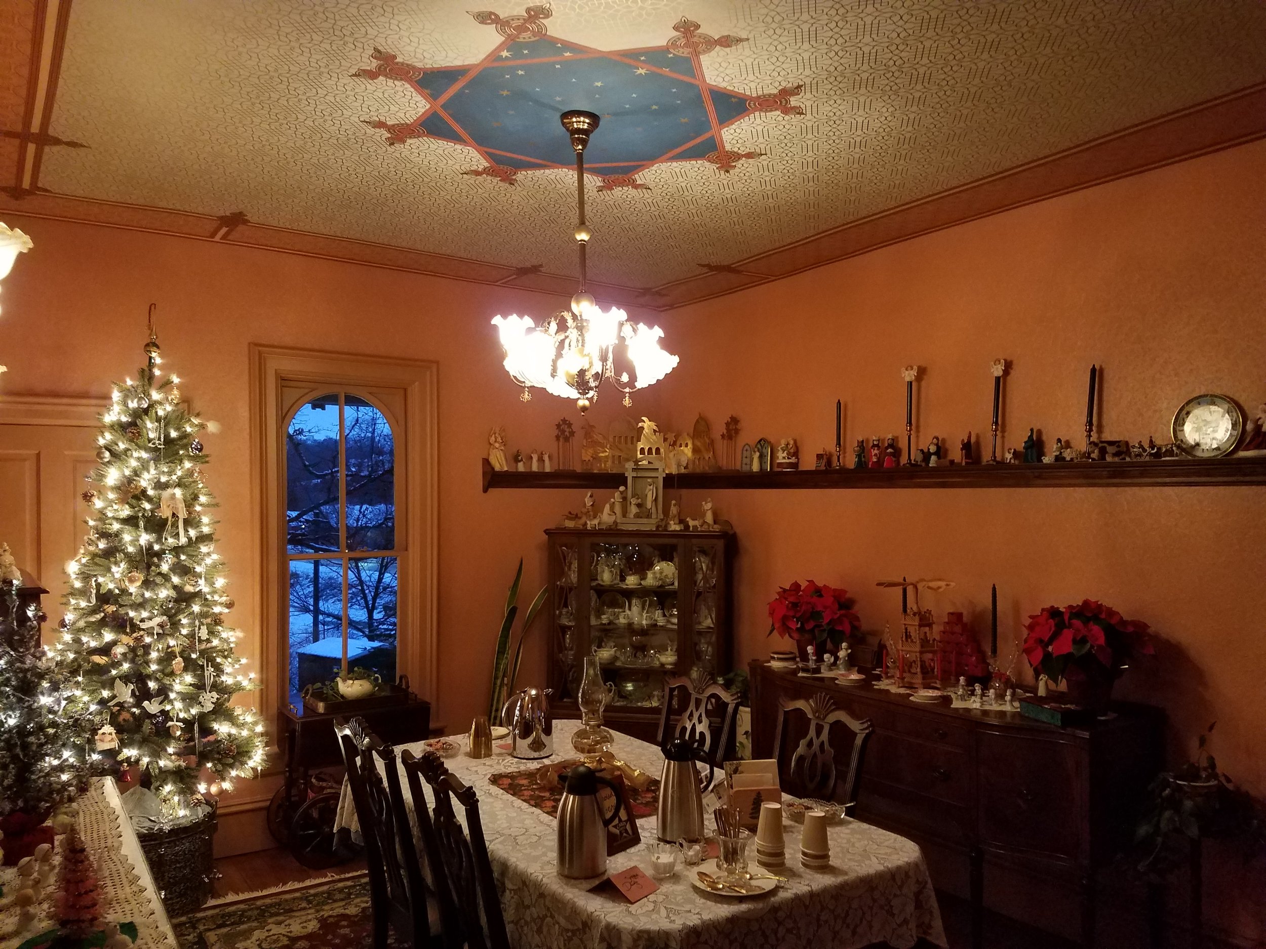 Same corner at our Christmas Inn tour last year. What a difference a year makes! Look closely at the pinstripe on the ceiling and you can see how Stacy wove it under and over (next photo shows it a bit closer).There are around 80 different individual pieces of art paper on this ceiling alone. What an artist! 