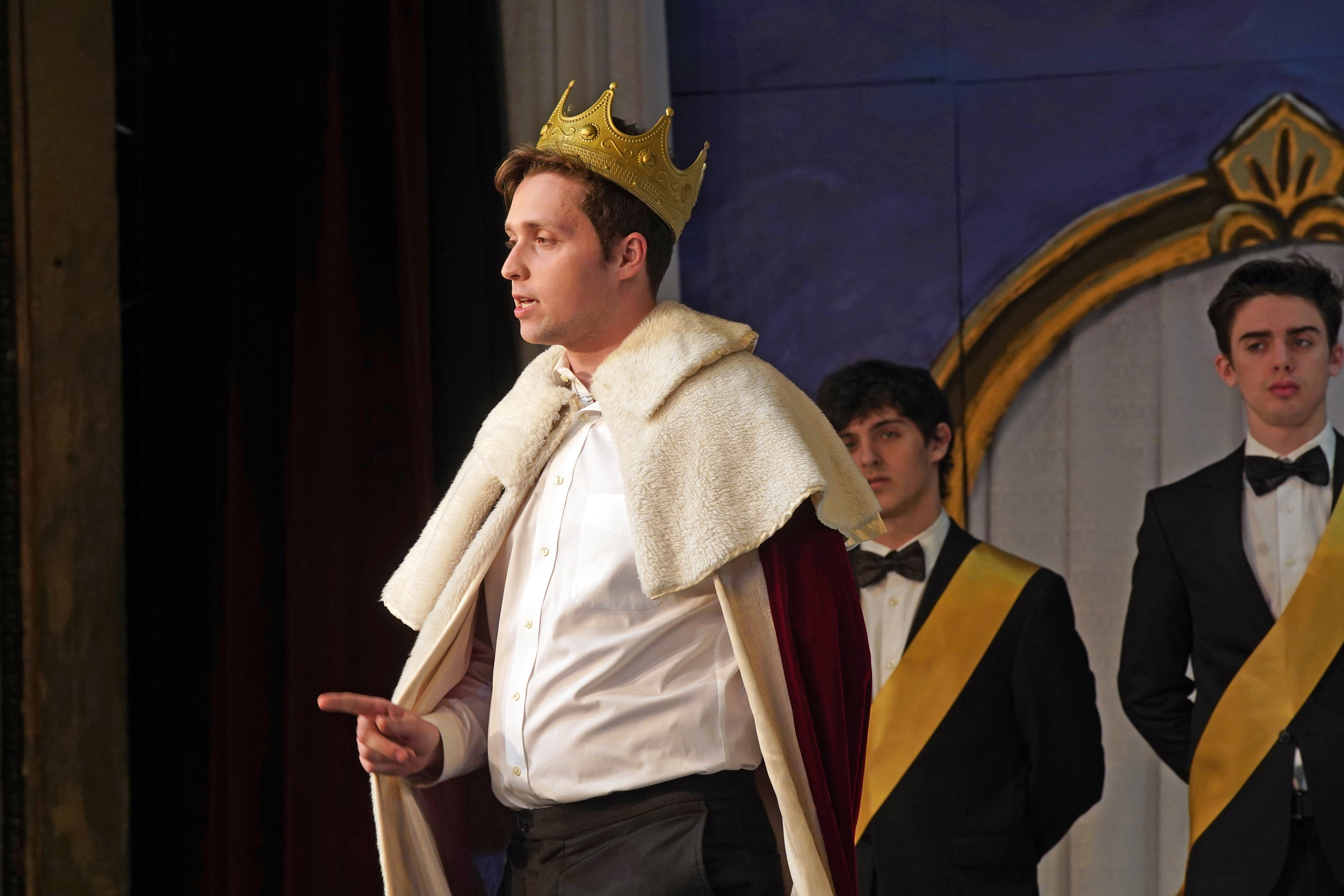  Act II: James Rose (‘22) as Le Roi, or the King, in Massenet’s  Cendrillon . Photo: Charles Wenzelberg. 