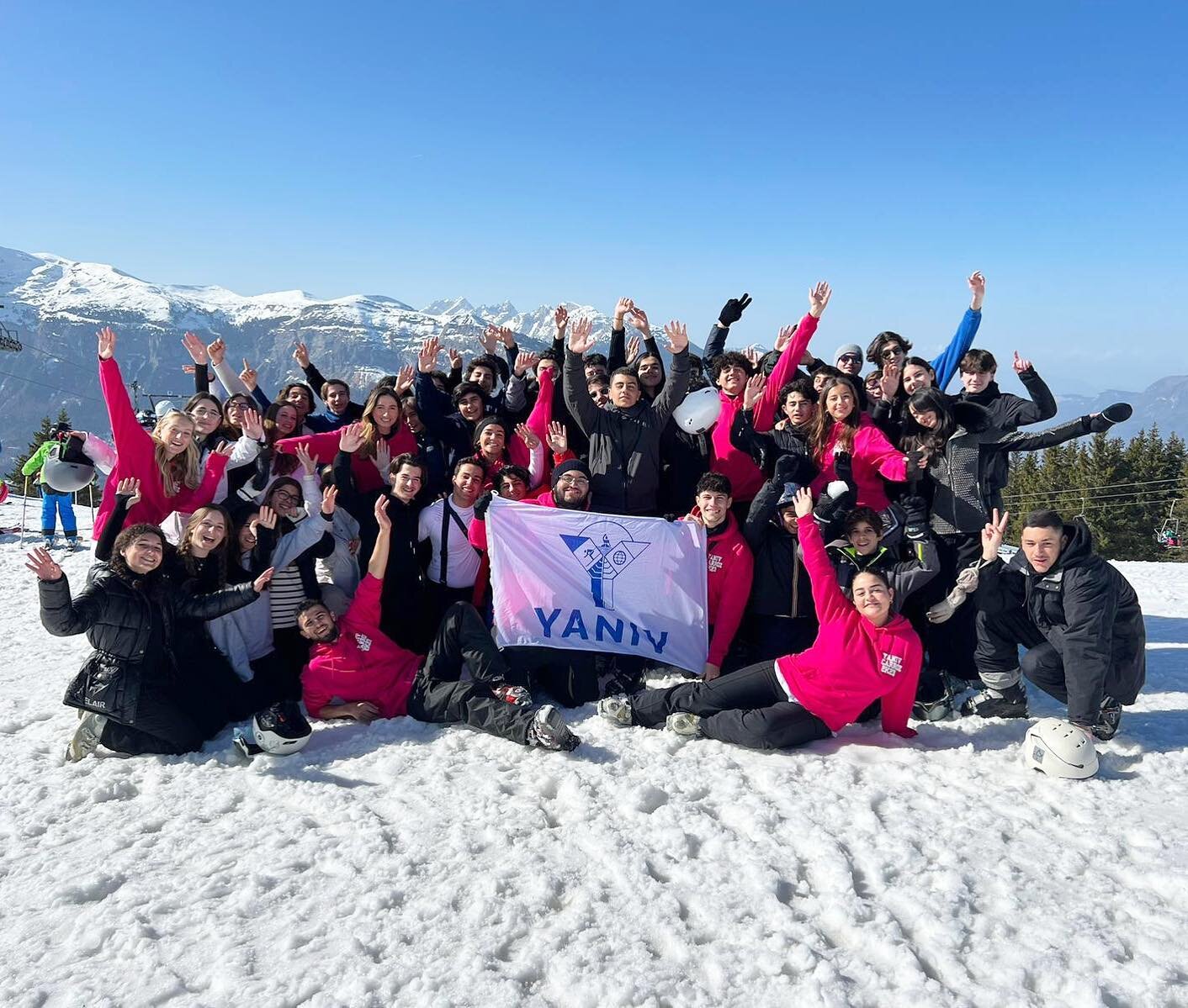 🤩 YANIV LES CARROZ F&Eacute;VRIER 2023, au summum de la montagne et du kiffe ☀️ Derni&egrave;re journ&eacute;e de ski apr&egrave;s une semaine de folie ! Profitez bien 💙 #vosplusbellesannees