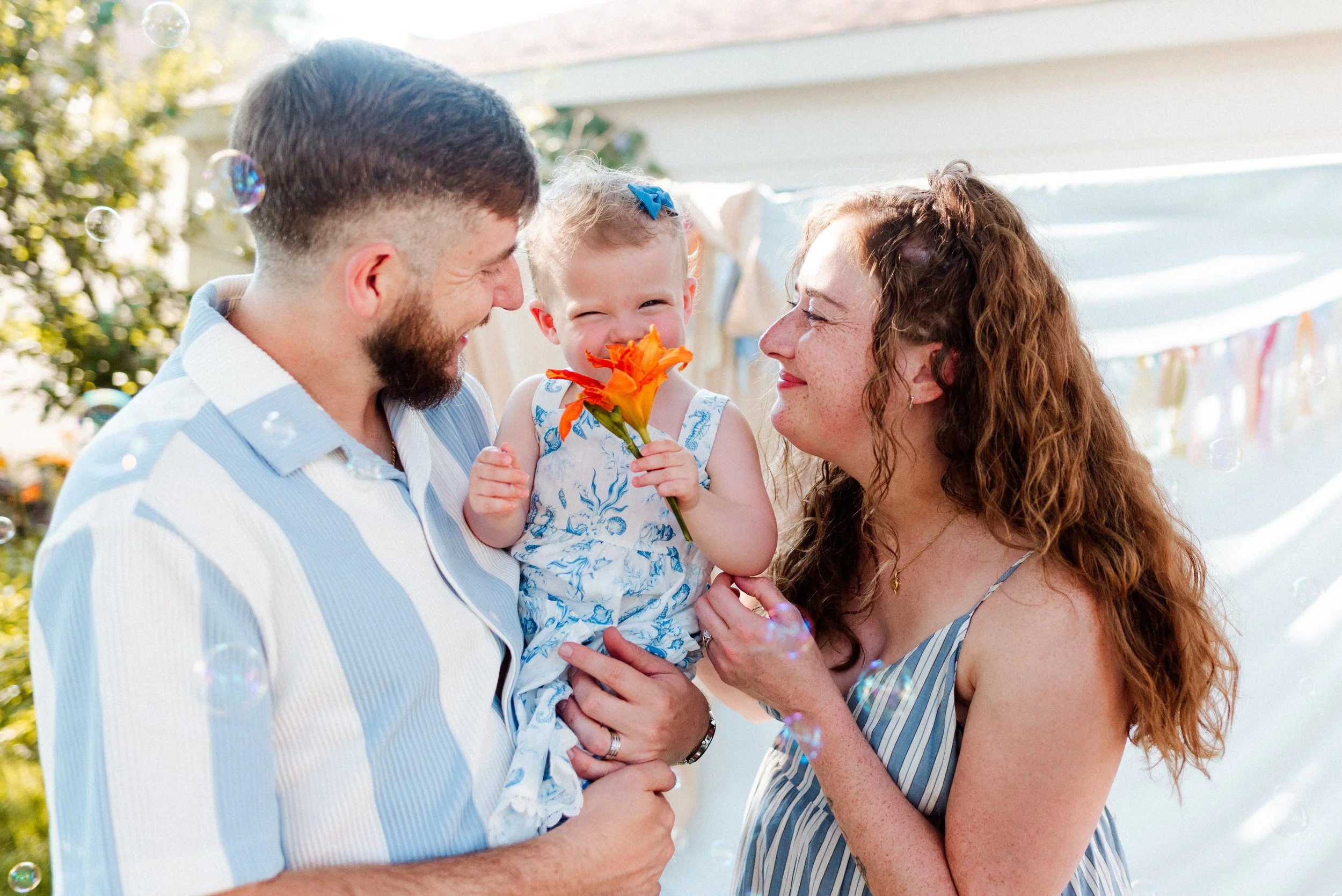 Villa Park Illinois Backyard Backdrop Mini Family Sessions // Western Suburbs of Chicago Family Photographer