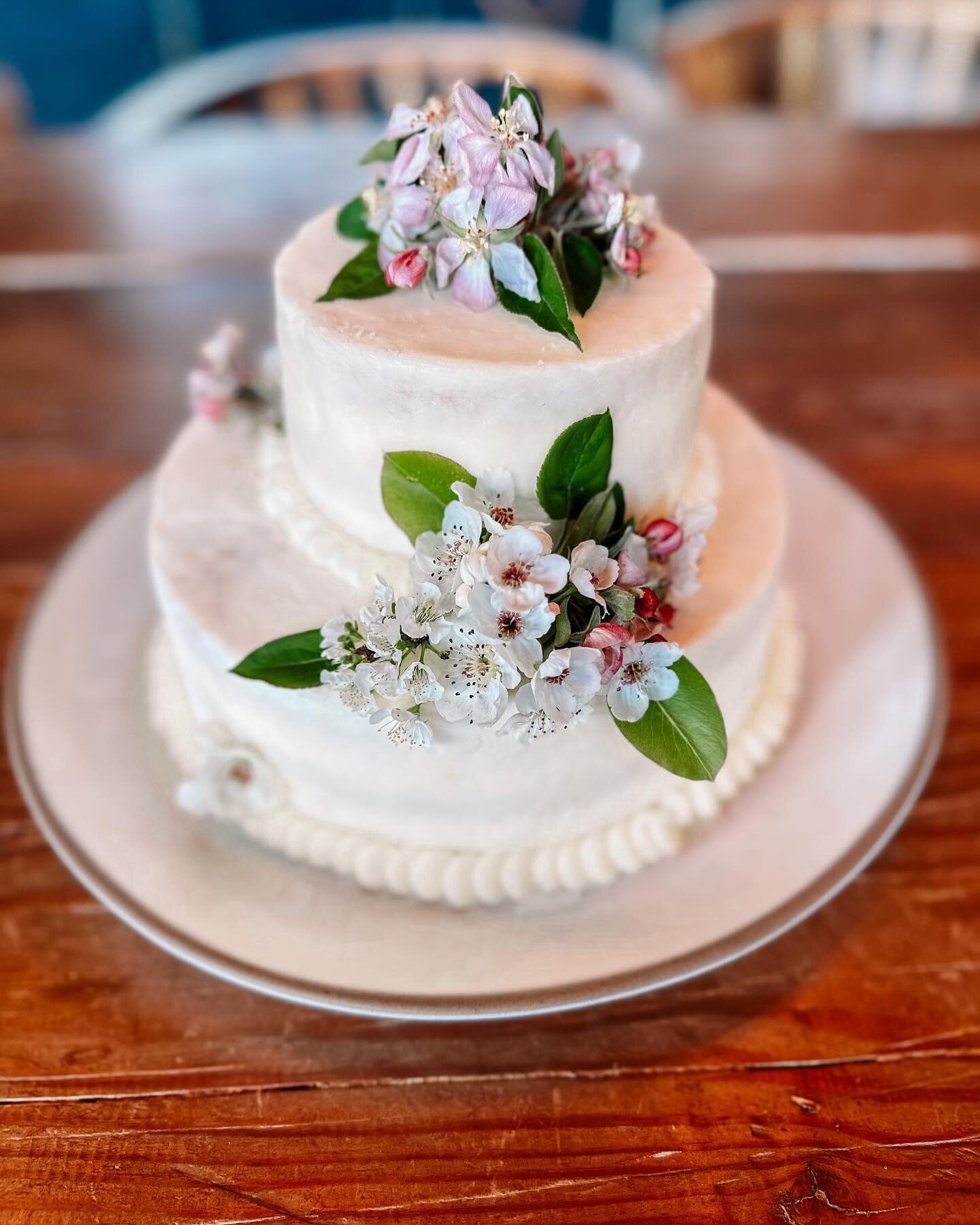 Celebrating our 14 year together anniversary so we had our wedding cake remade to celebrate 🤭😍

Valle day 2 photo dump with lots of great food and wine tasting 🍷🥂

#Valle #valledeguadalupe #vdg #valleasventure #happyplace #wine #foodie #foodiedre