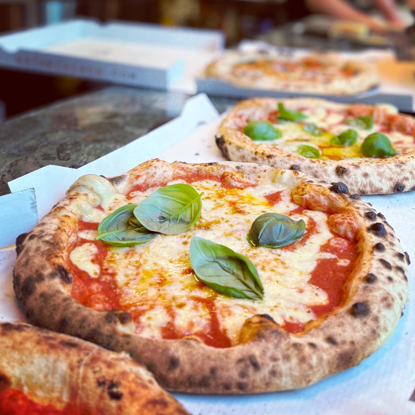 🍕Margherita 🍕 Never going out of fashion 🍅 🧀🌿 🔥👌 #bathpizzaco #margherita #pizza #pizzalover #pizzalovers #alfresco #restaurant #cheflife #alfrescodining #alfrescokitchen #pizzeria #pizzaoven #pizzagram #batheats #visitbath #bathuk #pizzamargh