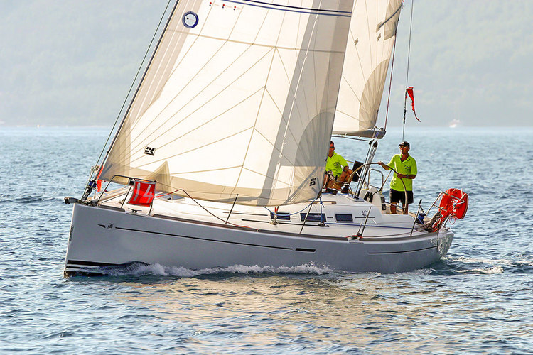 Radial Dacron Passagemaker roller-furling genoa. The Passagemaker's standard features are a foam luff for better reefing and furling, reefing reinforcements on the foot and leech and UV covers on the foot and leech.