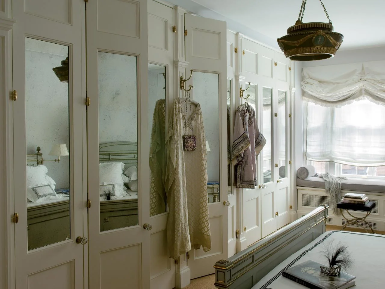CI-Farrow-And-Ball-The-Art-of-Color-pg110_bedroom-mirrored-closet-doors_4x3_jpg_rend_hgtvcom_1280_960.jpg