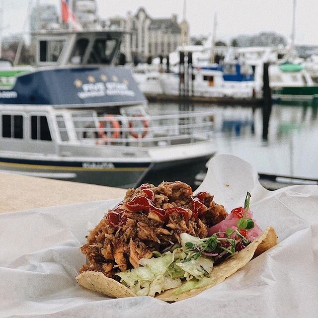New hours! Now open 11am-8pm. Online orders open from 11:30-7:30.
Limited seating is back along the pier! 📷 @bloomingwithbrie 
#yyjfood #seafoodbythesea #fishandchips #fishtacos #victoriabc #nolines