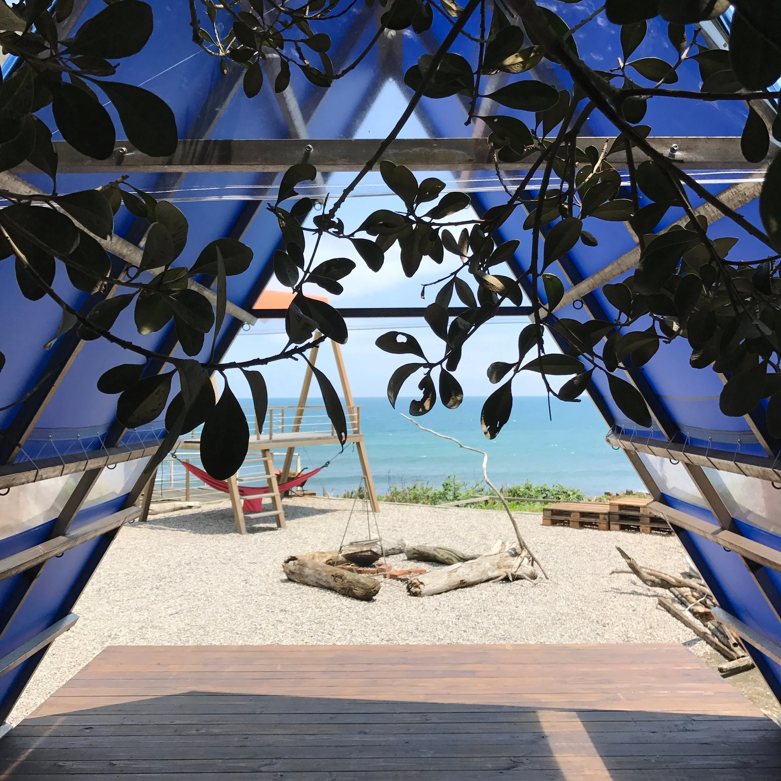 (可以在藍色“山小屋”裡和朋友們喝酒看海發呆)