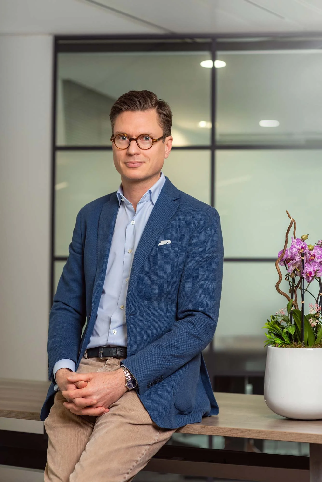 Business Portrait – Leaning