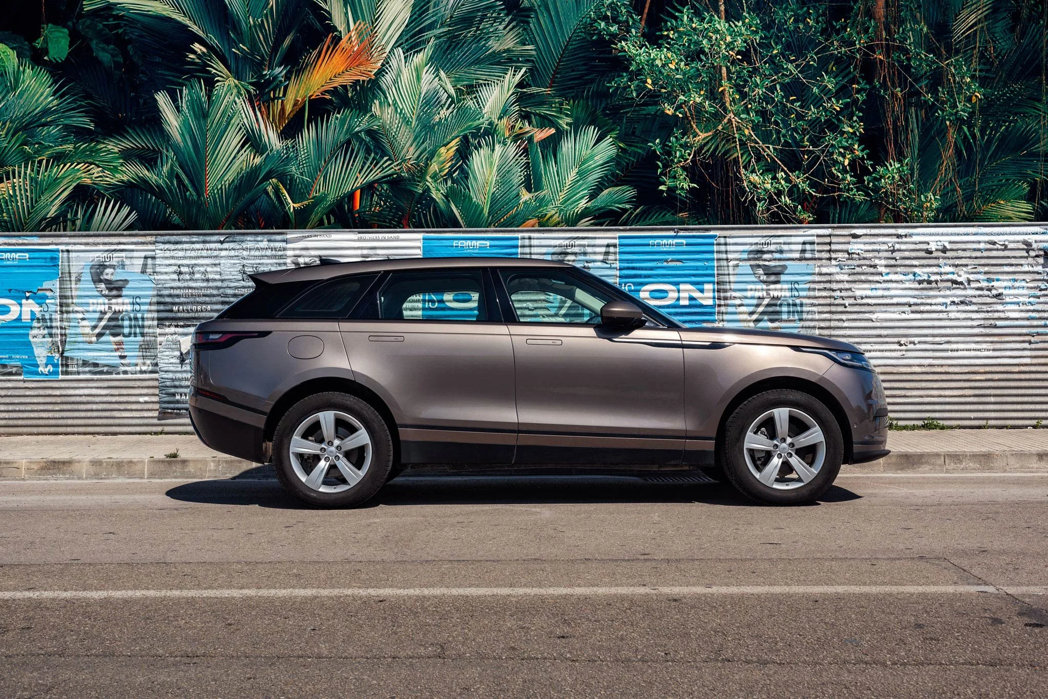 Range Rover Velar Lifestyle Shot with Street Art – London Luxury Car Photographer