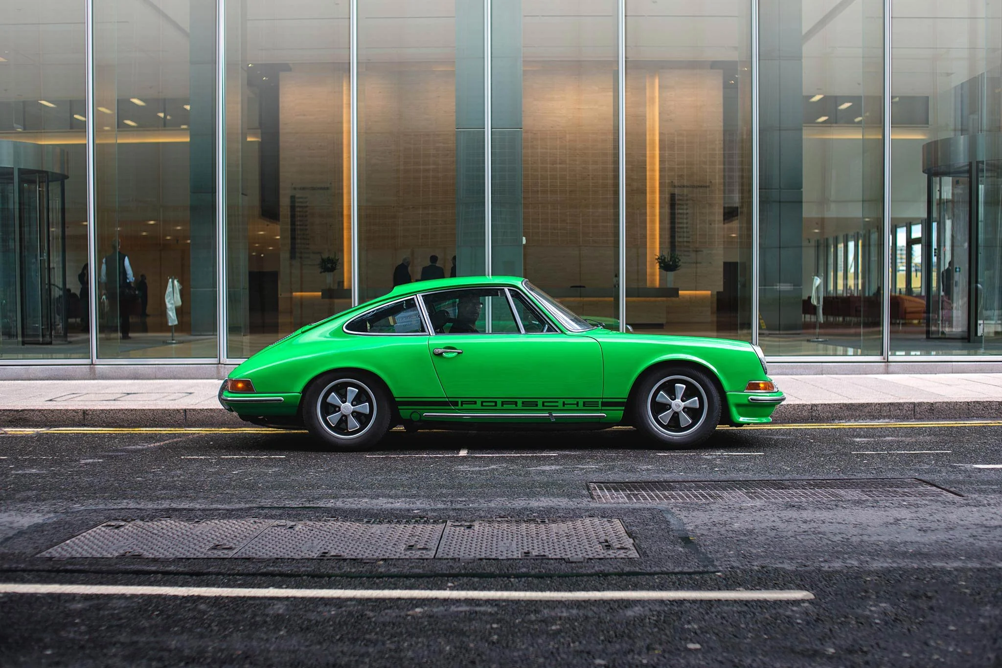 Porsche 911 Classic on London Street – London Classic Car Photographer