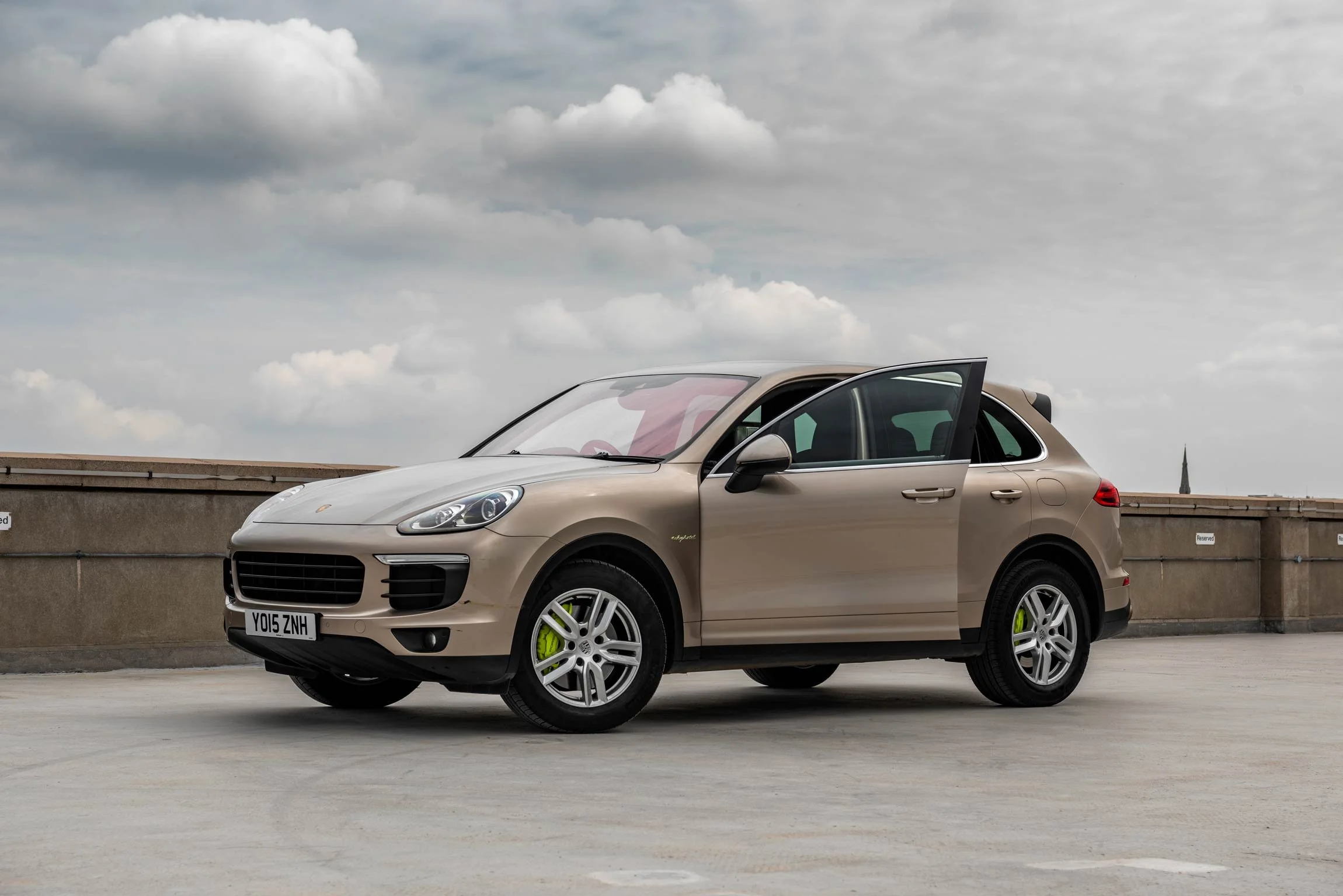 Turo Campaign – Beige Porsche Cayenne on London Rooftop | Advertising Campaign Photographer London