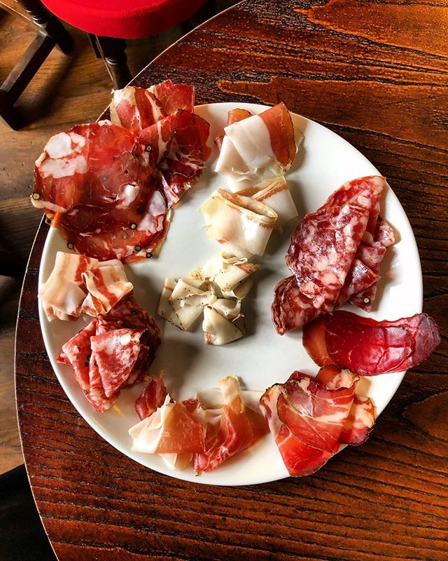 Incredible charcuterie from @tempusfoods. Ex dairy cow bresaola, beautiful hand cut salami, smoked coppa and the most insane lardo 🤤but then everything on this plate was unreal. #charcuterie #coldcuts #gabagool