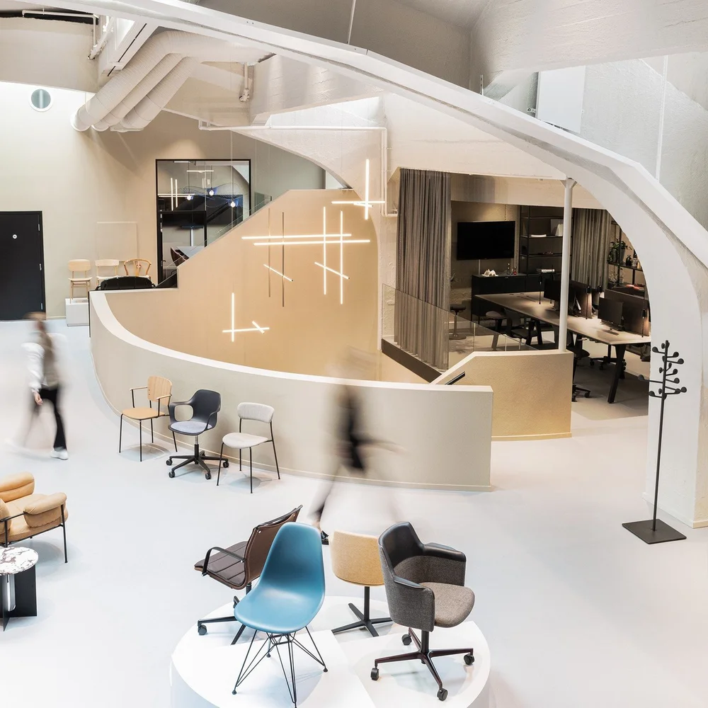 D130 SHOWROOM : 
Ombygging og rehabilitering av en gammel ub&aring;thangar, hvor hovedfokus var &aring; hente frem gamle detaljer og konstruksjon. Rommene var bygd igjen og m&oslash;rke, og vi &oslash;nsket &aring; hente frem de s&aelig;regne formene