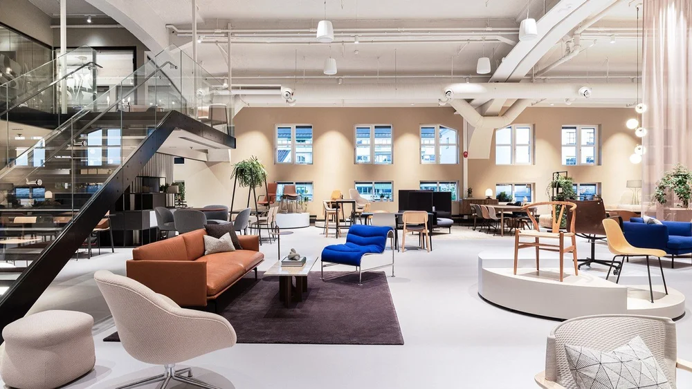 D130 SHOWROOM : 
Ombygging og rehabilitering av en gammel ub&aring;thangar, hvor hovedfokus var &aring; hente frem gamle detaljer og konstruksjon. Rommene var bygd igjen og m&oslash;rke, og vi &oslash;nsket &aring; hente frem de s&aelig;regne formene