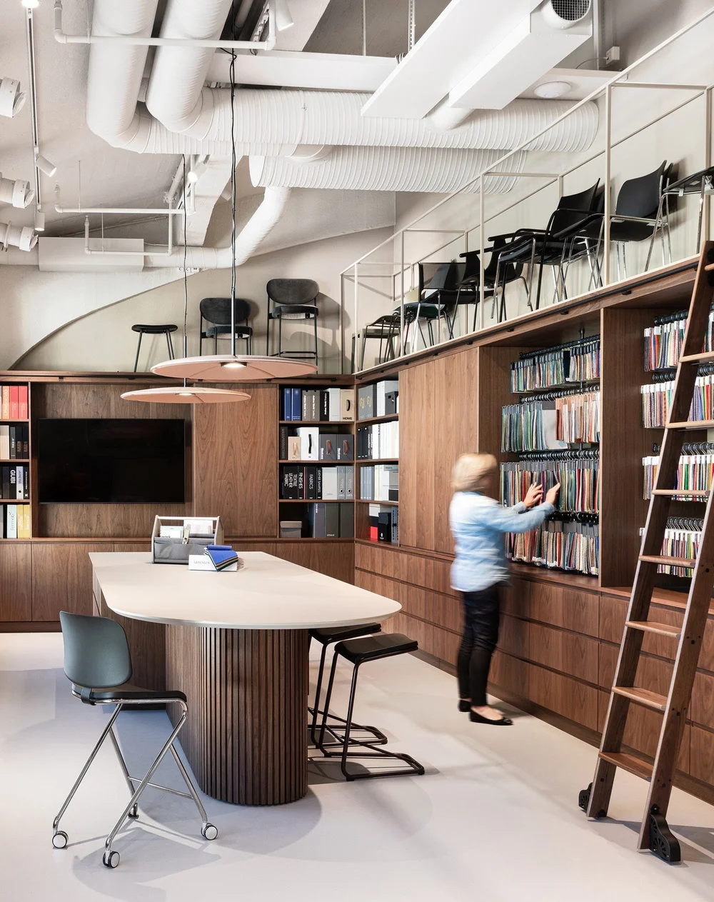 D130 SHOWROOM : 
Ombygging og rehabilitering av en gammel ub&aring;thangar, hvor hovedfokus var &aring; hente frem gamle detaljer og konstruksjon. Rommene var bygd igjen og m&oslash;rke, og vi &oslash;nsket &aring; hente frem de s&aelig;regne formene