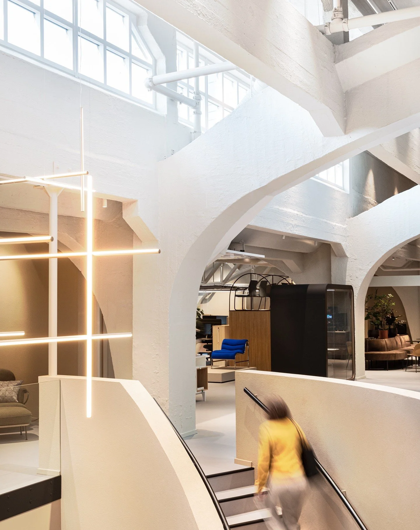 D130 SHOWROOM : 
Ombygging og rehabilitering av en gammel ub&aring;thangar, hvor hovedfokus var &aring; hente frem gamle detaljer og konstruksjon. Rommene var bygd igjen og m&oslash;rke, og vi &oslash;nsket &aring; hente frem de s&aelig;regne formene