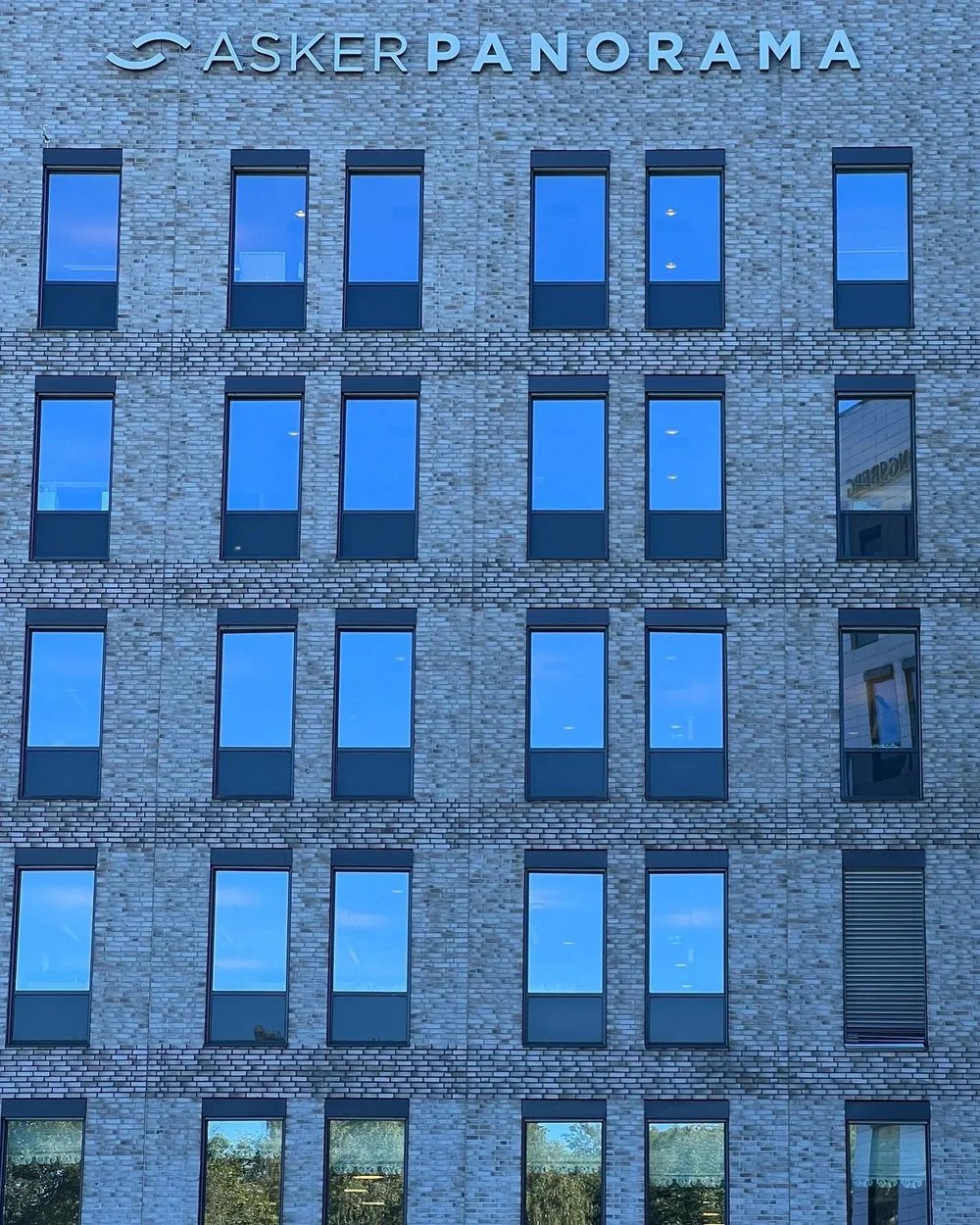 Fasaden p&aring; Asker Panorama holder seg godt!