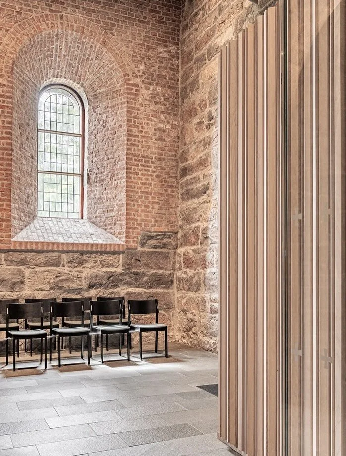 GAMLE AKER KIRKE:
Store mengder masse ble gravd ut i kjelleren, hvor det tidligere var begrenset med brukbart areal. I dag rommer kjelleren en ny forsamlingssal, kj&oslash;kken, toaletter og tekniske rom &ndash; alle overflater, planl&oslash;sning og