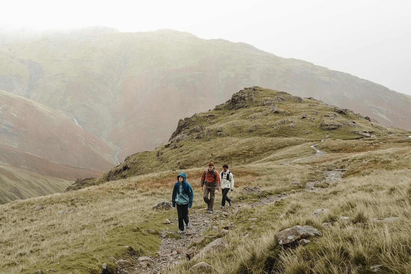 Heading up to the Lakes again next week (can&rsquo;t wait to share more about that - stay tuned!) and I&rsquo;ve got to say, I am obsessed with this landscape, captured beautifully here by @mw.lens for @salomon. The weather wasn&rsquo;t great but it 