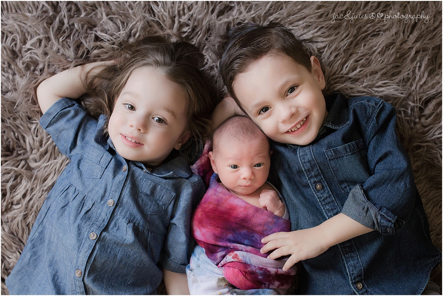 jacnjules photographs newborn baby girl and siblings in their home in nnj