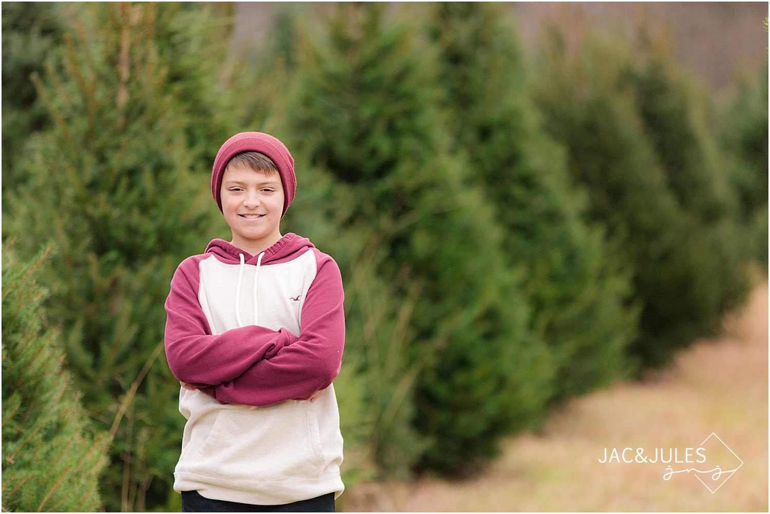 jacnjules photographs children for their holiday photos at lone silo tree farm in NJ