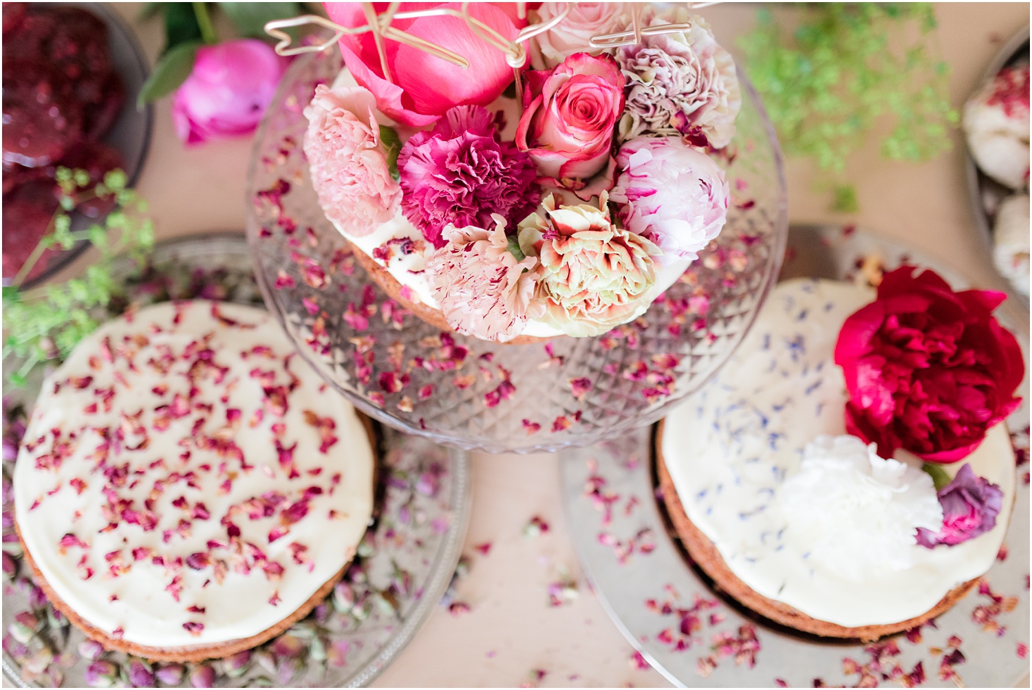 Home made beet cakes with fresh flowers for Rotterdam wedding.