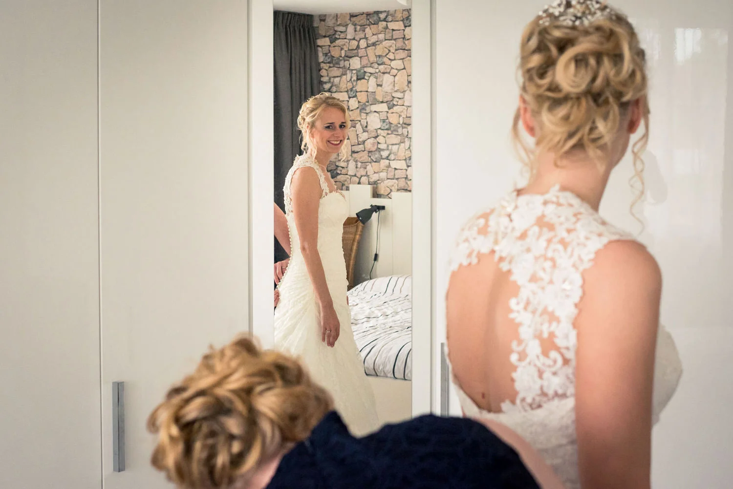 aankleden bruid bruidsfotografie Breda