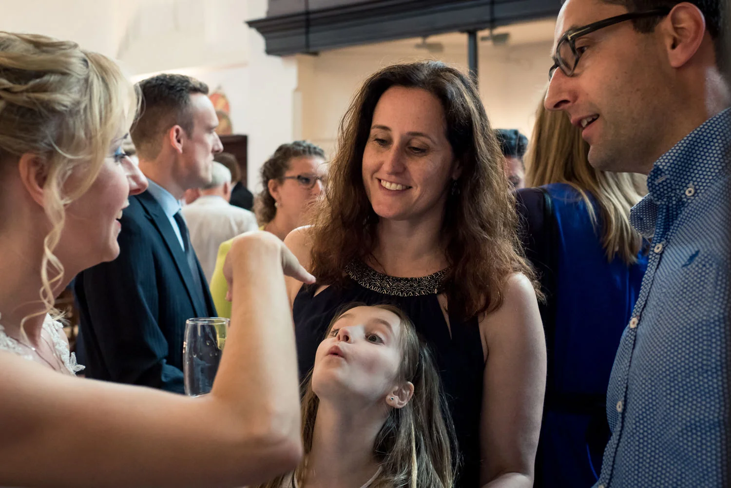 trouwring bewonderen bruidsfotografie