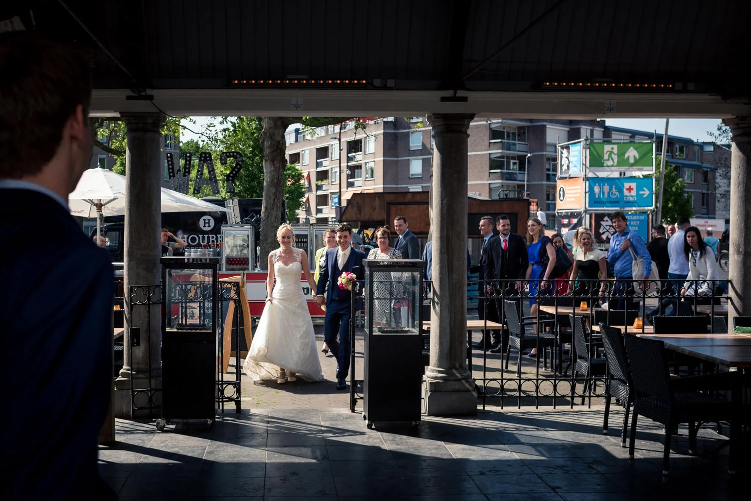 bruidspaar arriveert bij restaurant Binnen in Breda